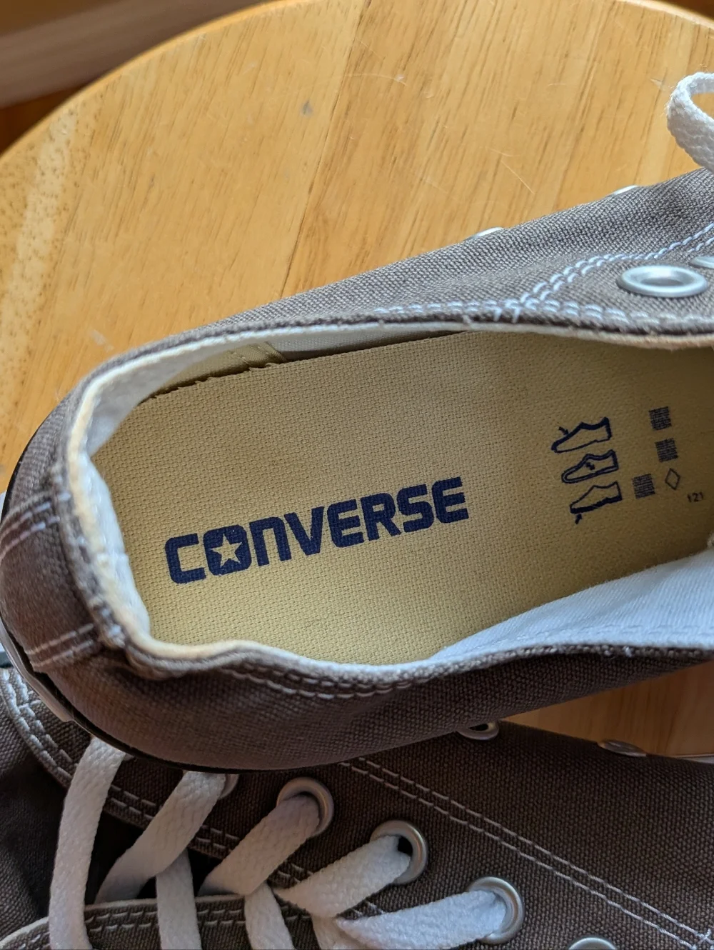 Converse Women’s Chuck Taylor Low Top Sneakers - Brown & White Size 8 - Picture 8 of 10